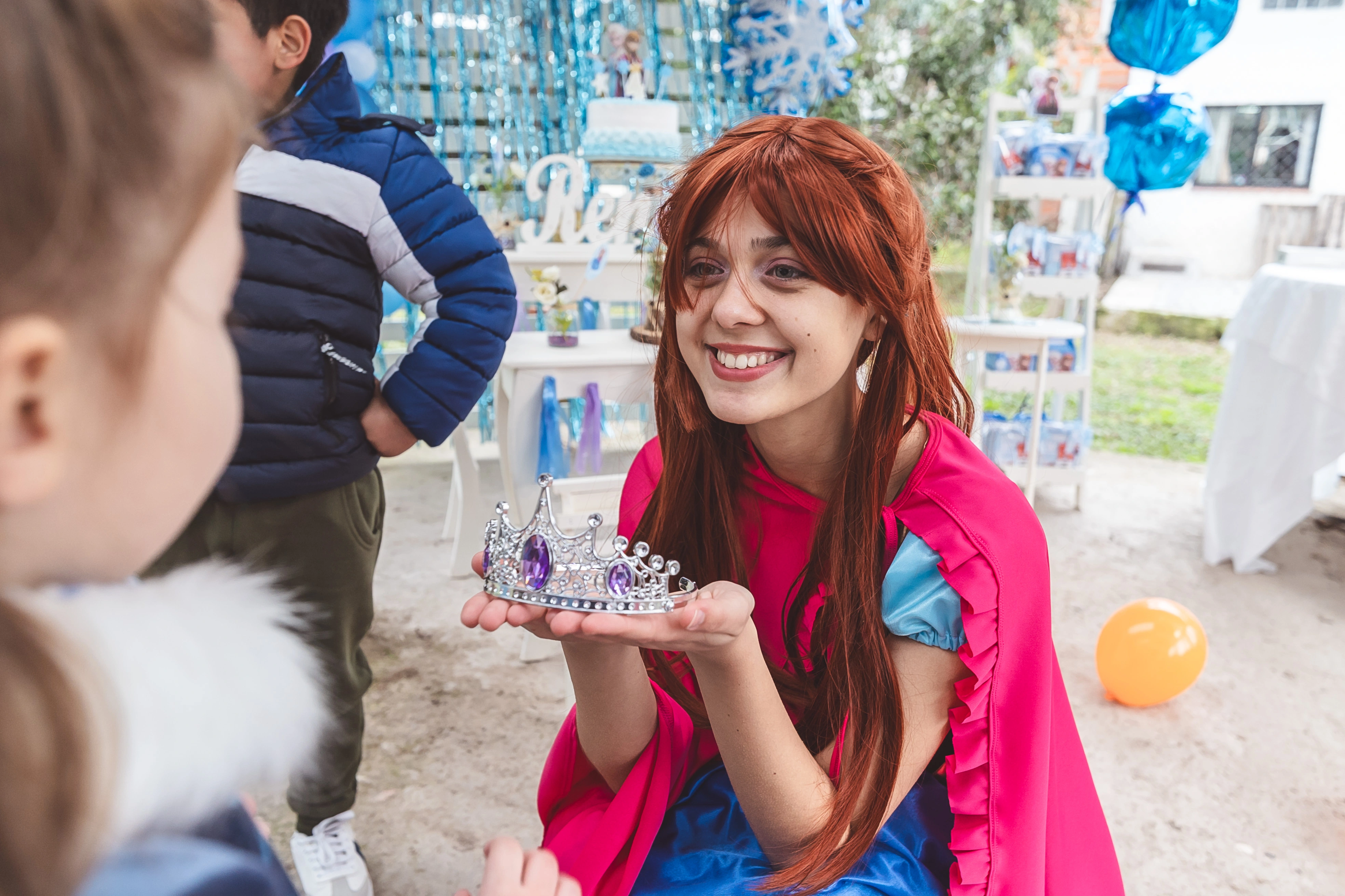 Corona dorada de princesa Disney para ceremonias de coronación en cumpleaños